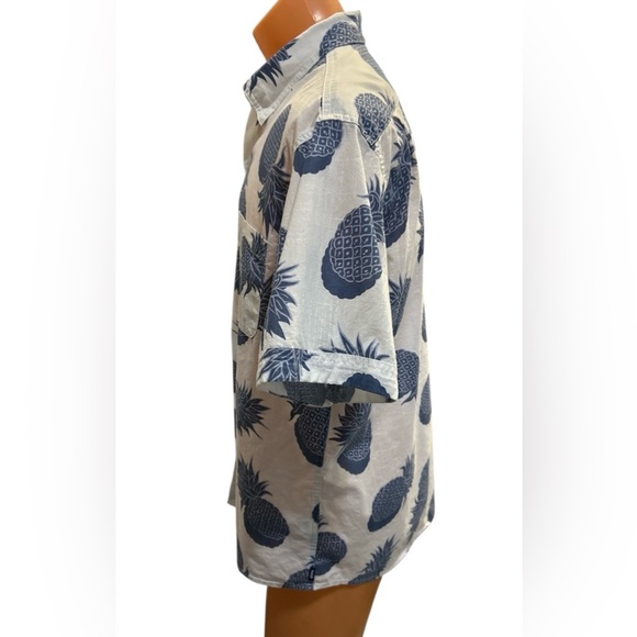 IZOD Saltwater Hawaiian Mens Size XL Shirt Relaxed Classics Blue Pineapple Print - Picture 2 of 10